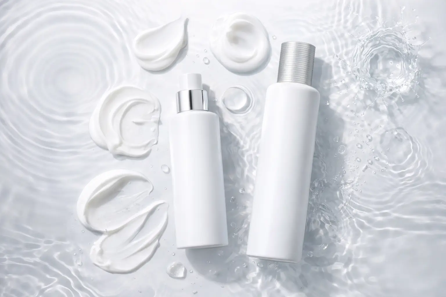 Femme asiatique avec une peau parfaite Glass Skin utilisant une routine de soin coréenne